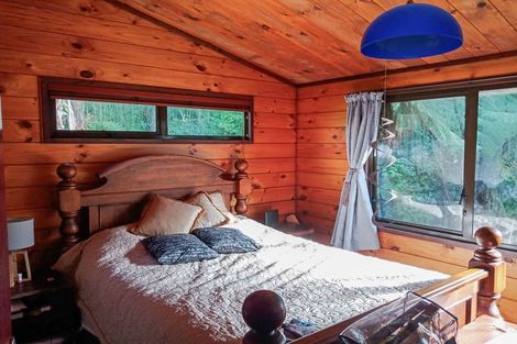 Photo of property in 25 Matuhi Street, Tirohanga, Lower Hutt, 5010