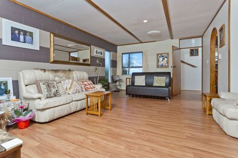 Photo of property in 1/114 Sunset Road, Unsworth Heights, Auckland, 0632