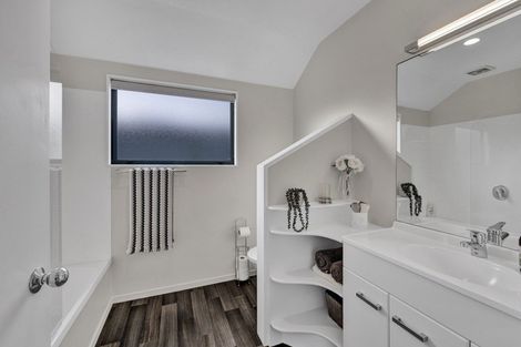 Photo of property in 2 Kawaroa Close, New Plymouth, 4310