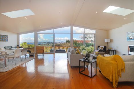 Photo of property in 99 Pupuke Road, Northcote, Auckland, 0627