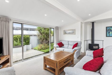 Photo of property in 11 Hadfield Place, Paraparaumu Beach, Paraparaumu, 5032