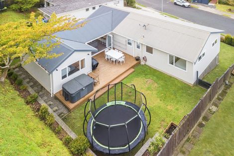 Photo of property in 70 Fyvie Avenue, Tawa, Wellington, 5028