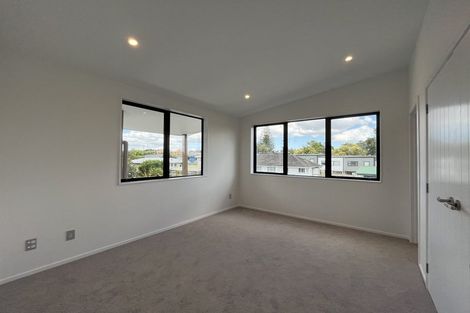 Photo of property in 8/18 Sylvan Crescent, Te Atatu South, Auckland, 0610