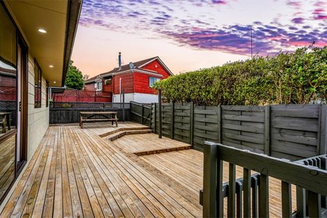 Photo of property in 2/4 Elizabeth Drive, West Harbour, Auckland, 0618