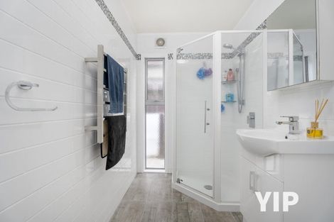 Photo of property in 8 Gow Street, Newlands, Wellington, 6037