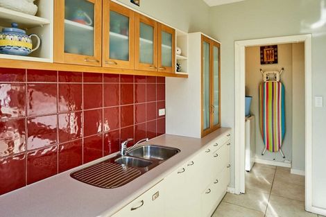 Photo of property in Rona House, 33 Rimu Street, Eastbourne, Lower Hutt, 5013