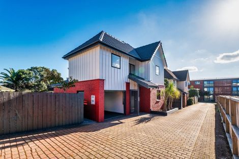 Photo of property in 2/24 Miro Street, New Lynn, Auckland, 0600