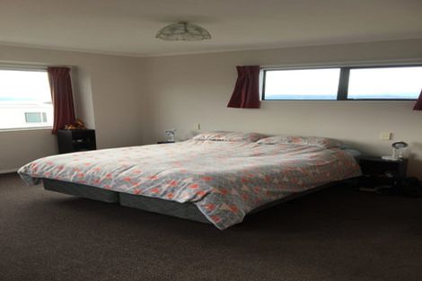 Photo of property in 24 Ashton Fitchett Drive, Brooklyn, Wellington, 6021