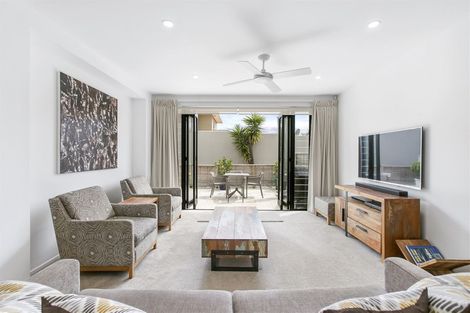 Photo of property in 2/2a Frieston Road, Milford, Auckland, 0620