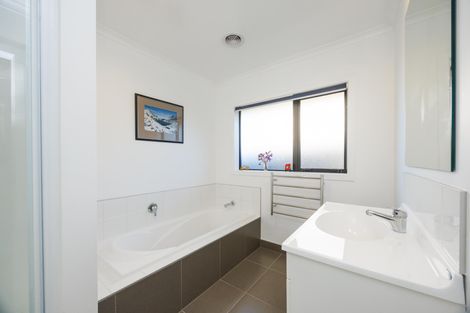 Photo of property in 12 Ron Place, Fitzherbert, Palmerston North, 4410