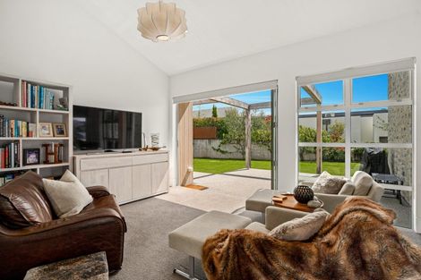 Photo of property in 14 Sunrise Bay Drive, Wanaka, 9305