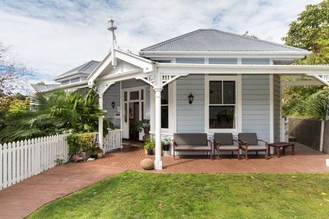 Photo of property in 32 Milton Road, Bluff Hill, Napier, 4110