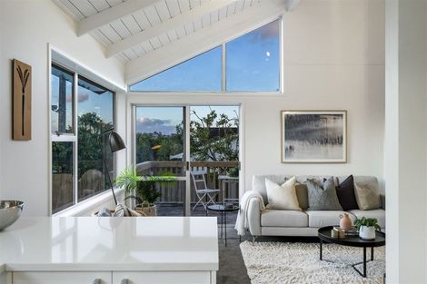 Photo of property in 2/307 Wairau Road, Totara Vale, Auckland, 0627