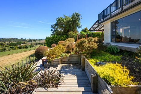 Photo of property in 70 Pacific Drive, Fitzherbert, Palmerston North, 4410