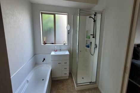 Photo of property in 15 Balmerino Grove, Waikanae, 5036