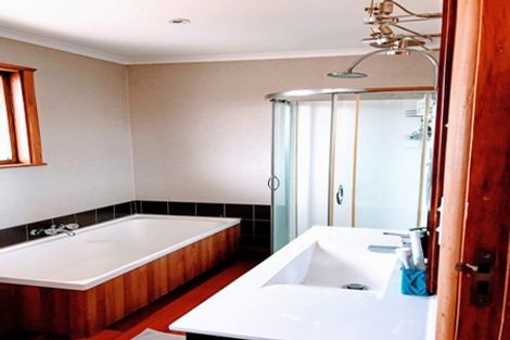 Photo of property in 28 Woodford Avenue, Henderson, Auckland, 0610