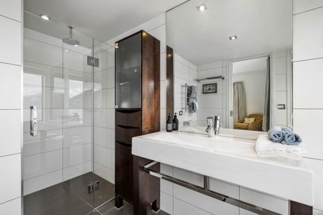 Photo of property in 62 Cedar Drive, Kelvin Heights, Queenstown, 9300