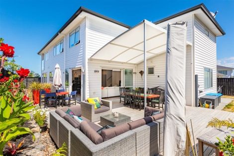 Photo of property in 15 Tawa Place, Orewa, 0931