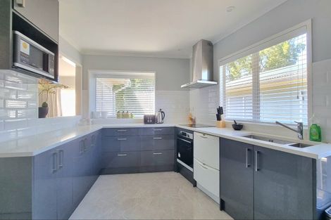 Photo of property in 176 Gossamer Drive, Pakuranga Heights, Auckland, 2010