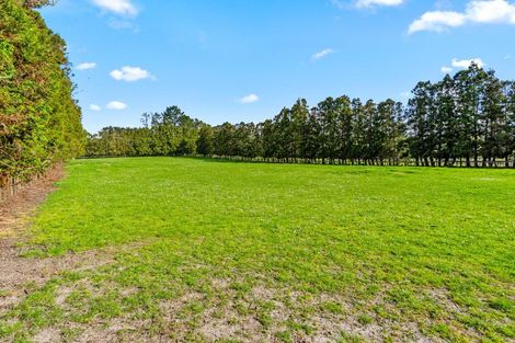 Photo of property in 744 Waitakere Road, Kumeu, 0891