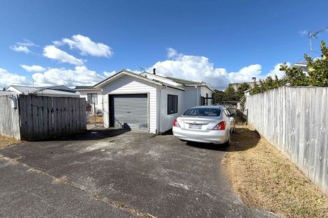 Photo of property in 2/20 Eulogy Place, Randwick Park, Auckland, 2105