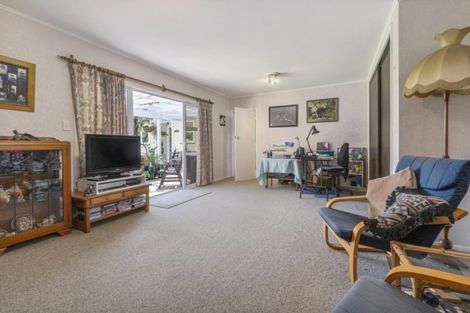 Photo of property in 4 Bayside Avenue, Te Atatu Peninsula, Auckland, 0610