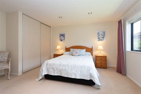 Photo of property in 5 Royalle Mews, Botany Downs, Auckland, 2010