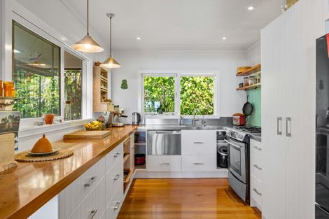 Photo of property in 72 Garden Road, Piha, New Lynn, 0772