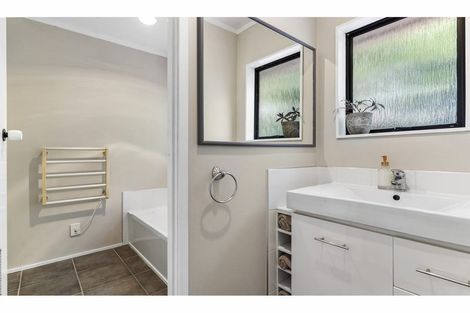 Photo of property in 19 Palmetto Place, Goodwood Heights, Auckland, 2105