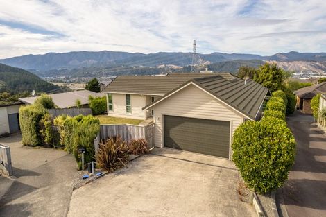 Photo of property in 31 Mcewen Crescent, Riverstone Terraces, Upper Hutt, 5018