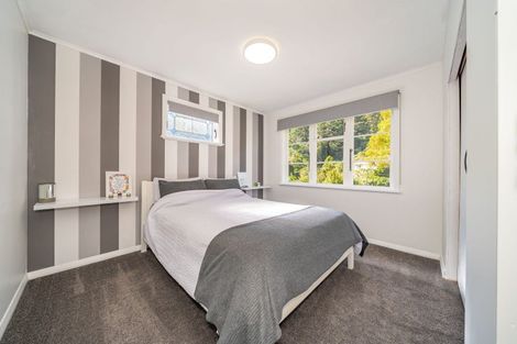 Photo of property in 114 Pinehaven Road, Pinehaven, Upper Hutt, 5019