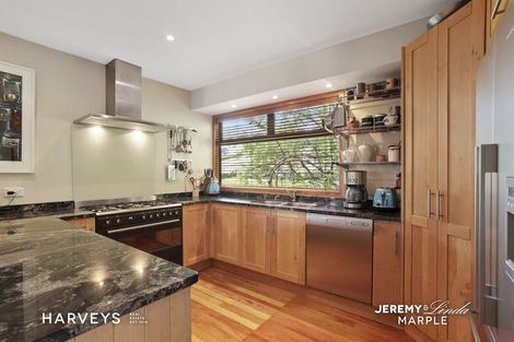 Photo of property in 17 West Lynn Road, Titirangi, Auckland, 0604
