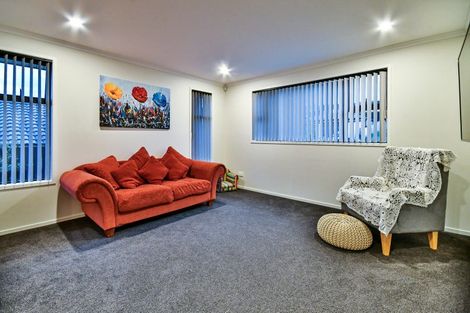 Photo of property in 16 James Elliot Way, Pokeno, 2402