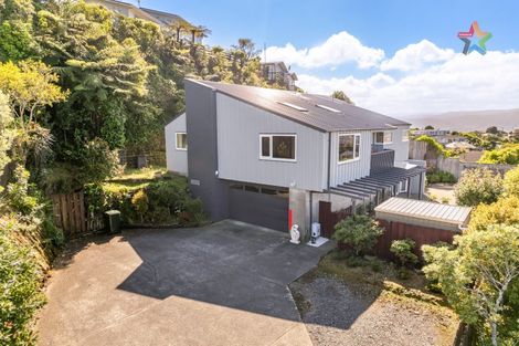 Photo of property in 2 Taka Grove, Normandale, Lower Hutt, 5010