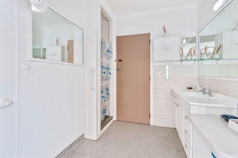 Photo of property in 49 Totaravale Drive, Totara Vale, Auckland, 0629