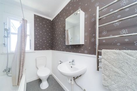 Photo of property in 16 Freyberg Street, Roslyn, Palmerston North, 4414