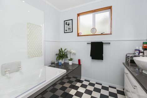 Photo of property in 18 Owen Street, Green Island, Dunedin, 9018