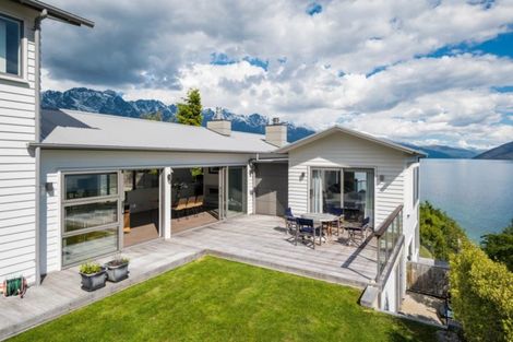 Photo of property in 62 Cedar Drive, Kelvin Heights, Queenstown, 9300