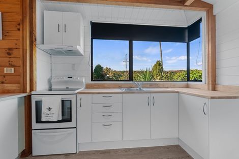 Photo of property in 802 Waitakere Road, Kumeu, 0891