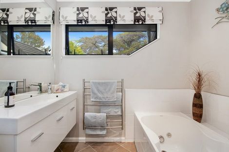 Photo of property in 12 Hobbs Road, Matakatia, Whangaparaoa, 0930