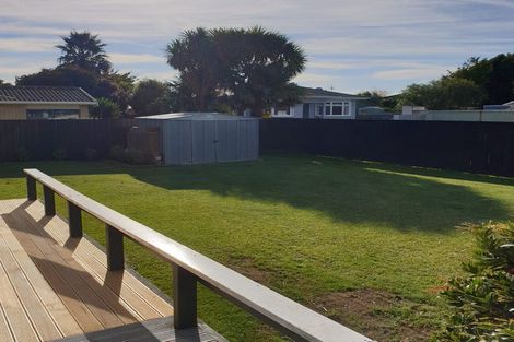 Photo of property in 16 Sandspit Road, Waiuku, 2123