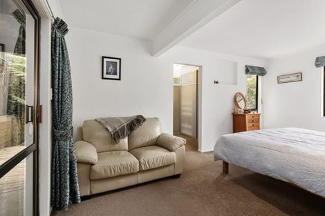 Photo of property in 4 Lady Bell Grove, Lowry Bay, Lower Hutt, 5013