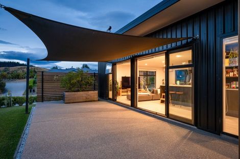 Photo of property in 2 The Heights Avenue, Wanaka, 9305