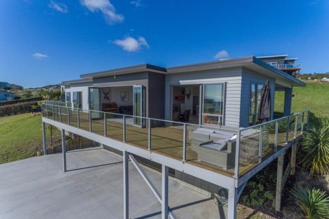 Photo of property in 68 Stratford Drive, Cable Bay, 0420