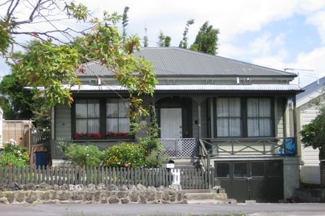 Photo of property in 9 Shoal Bay Road, Devonport, Auckland, 0624
