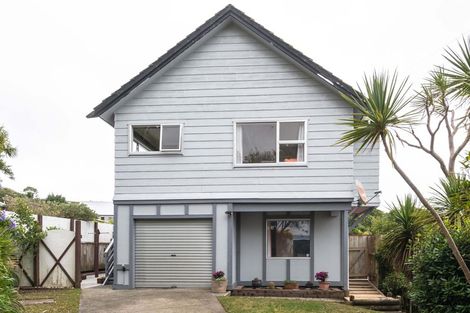 Photo of property in 52 Colchester Crescent, Newlands, Wellington, 6037