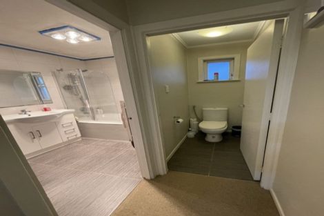 Photo of property in 2/32 Forrest Hill Road, Forrest Hill, Auckland, 0620