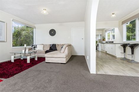 Photo of property in 2/253 Wairau Road, Totara Vale, Auckland, 0627