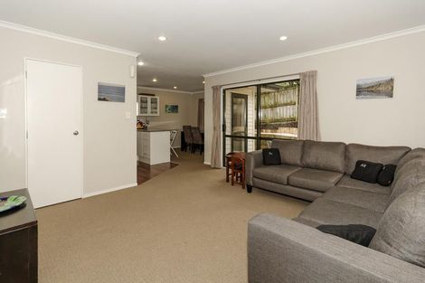 Photo of property in 10a Rena Place, West Harbour, Auckland, 0618