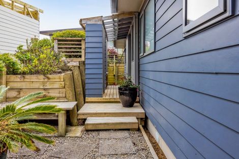 Photo of property in 102 Seaview Road, Westown, New Plymouth, 4310